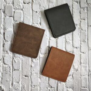 Gravure sur porte-feuilles en cuir personnalisable par gravure